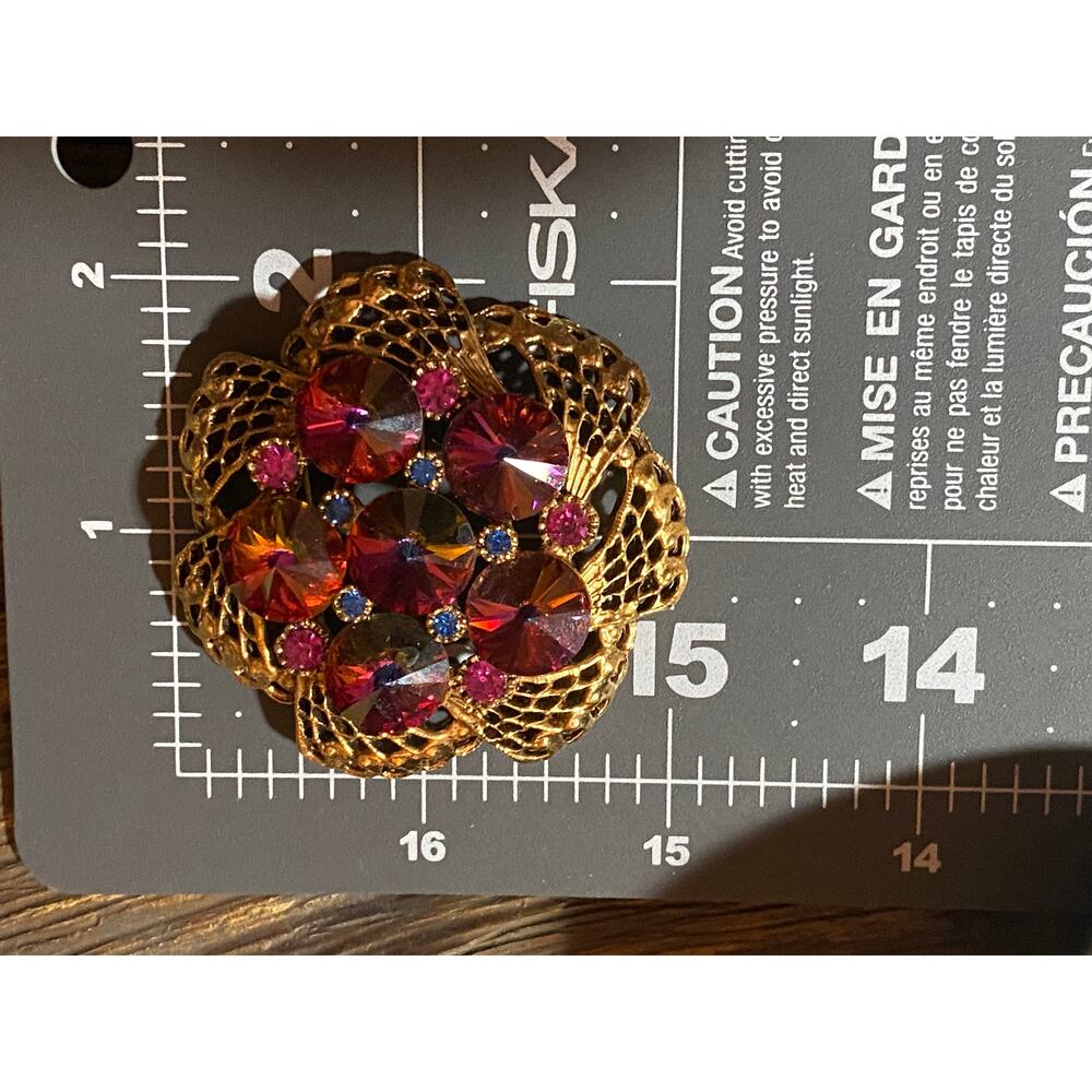 Designer Heliotrope Brooch Rivoli Rhinestones Magenta Purple Gold Tone Vintage - Picture 3 of 4